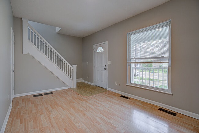 Building Photo - 1915 Woodlawn Ave