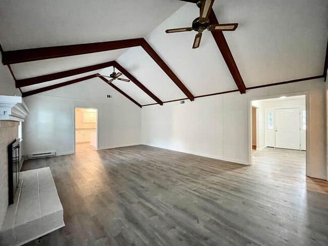 Building Photo - Waterfront Ranch Home - Excellent School Z...