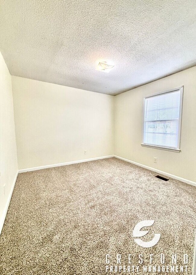 Building Photo - 3 BEDROOM AVAILABLE NOW - Minutes From For...