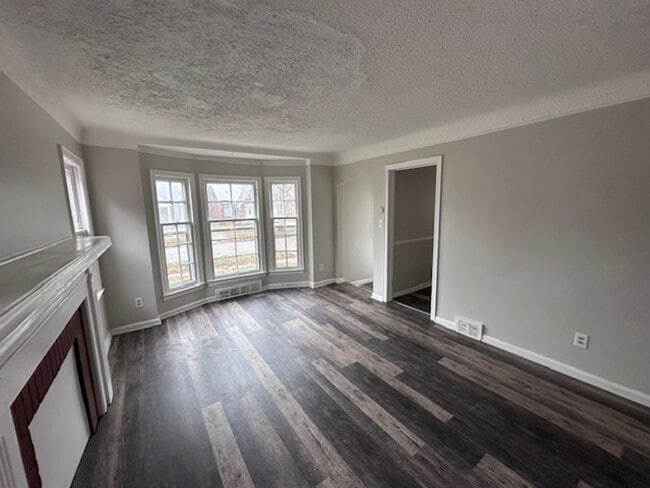Building Photo - 4bed 1 bath eastside Detroit with Garage and basement recently renovated!