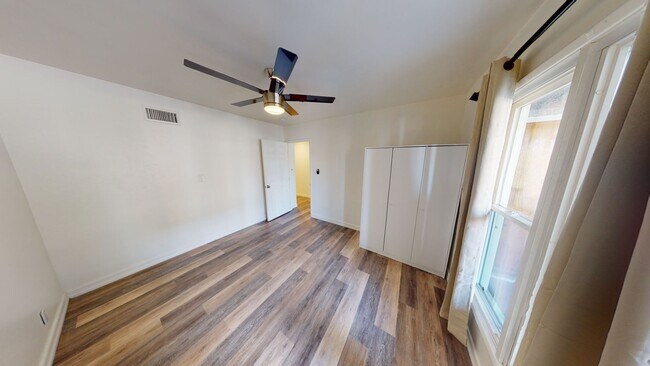 Building Photo - HUGE 8BD/4BA House on Mary Lane Dr!! POOL!...