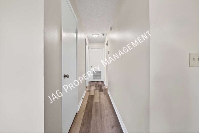 Building Photo - 482 Bentwood Ln
