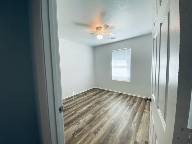 Building Photo - 907 W 7th St