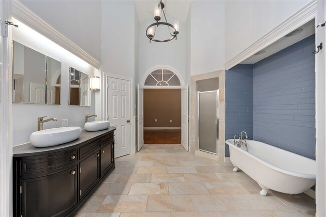 Building Photo - 11930 Carriage Hill Dr