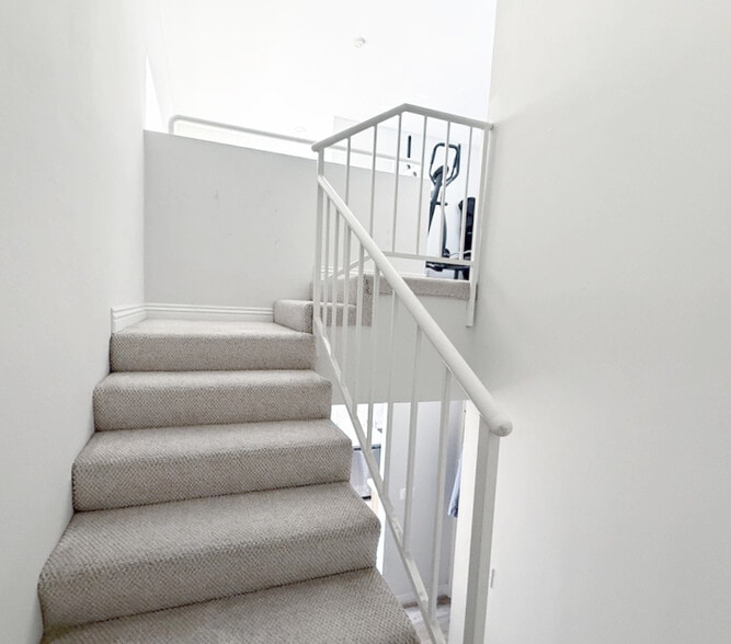 Building Photo - 5051 Rosewood Ave