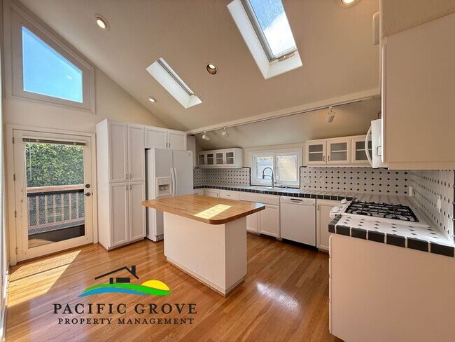 Building Photo - Updated 3 Bedroom in Pacific Grove!