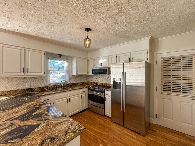 Building Photo - Charming 4 Bed, 2.5 Bath Home in King's Grant