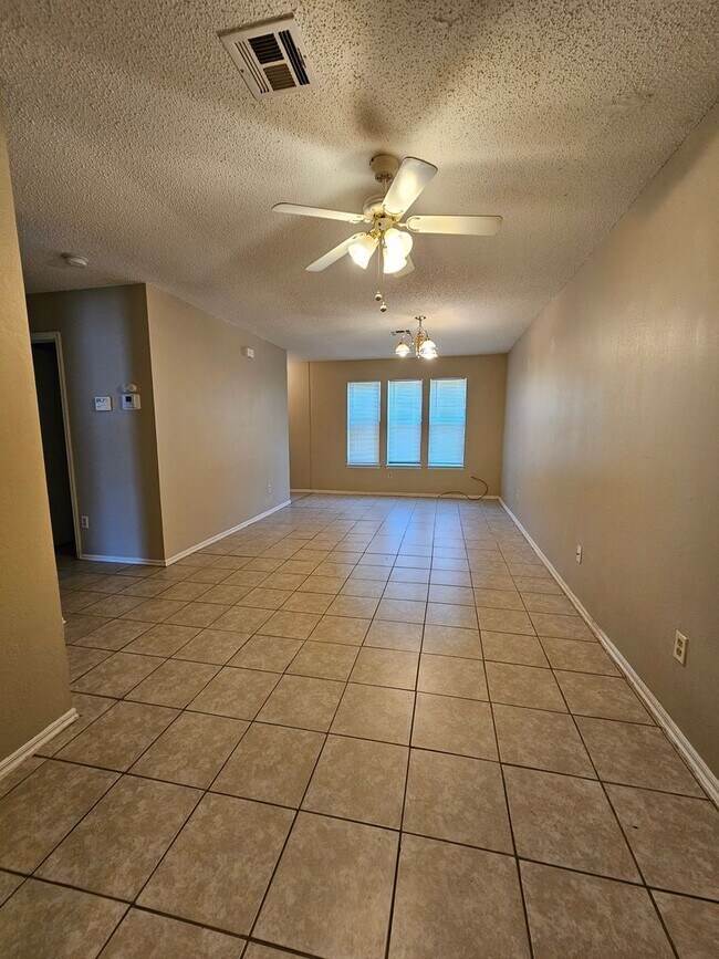 Building Photo - (2) Bed/(2) Bath Duplex Avail NOW! Small Pet Negotiable!