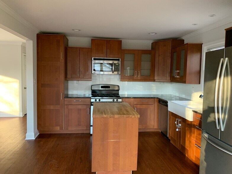 Granite countertops - 3733 Blandwood Dr