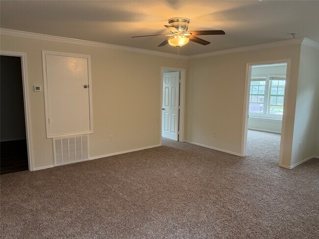 Building Photo - 15847 Smithland Dr