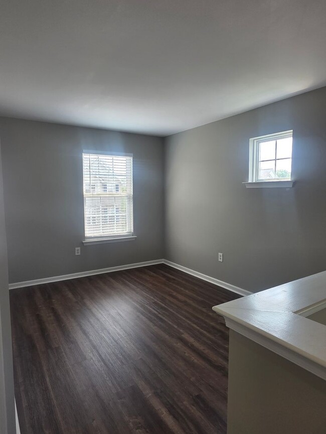 Building Photo - End Unit Townhouse in Brennan Estates- 2 Bedrooms with a bonus space