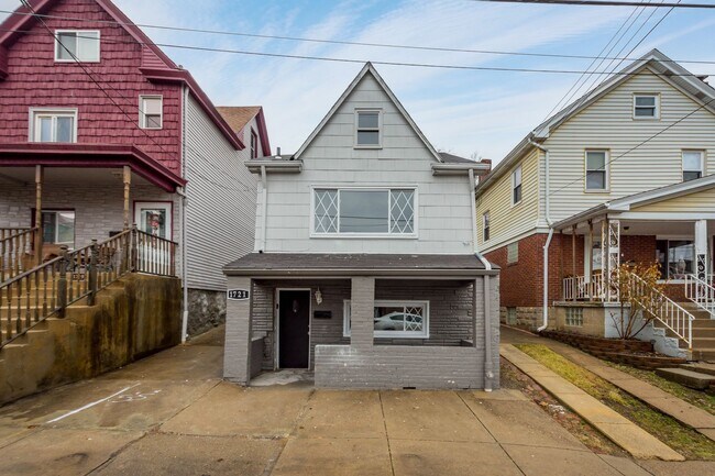 Building Photo - BLACK FRIDAY DEAL! SCORE 50% OFF 1ST MONTH'S RENT IF SIGNED BY NOV. 28! Newly renovated 2 bedroom...