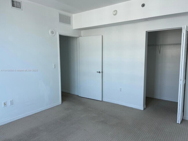 Building Photo - 950 Brickell Bay Dr
