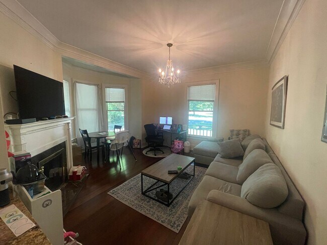 Building Photo - Lovely first floor 2 bedroom unit