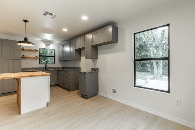 Building Photo - 207 Joel Hooper Dr