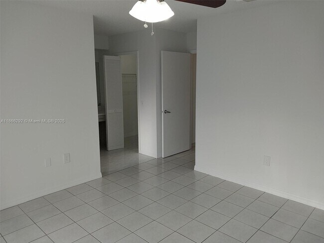 Building Photo - 2424 SW 143rd Pl