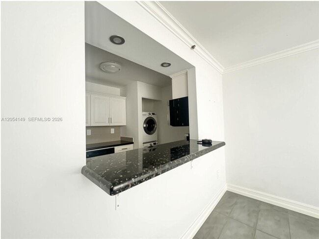 Building Photo - 2457 Collins Ave
