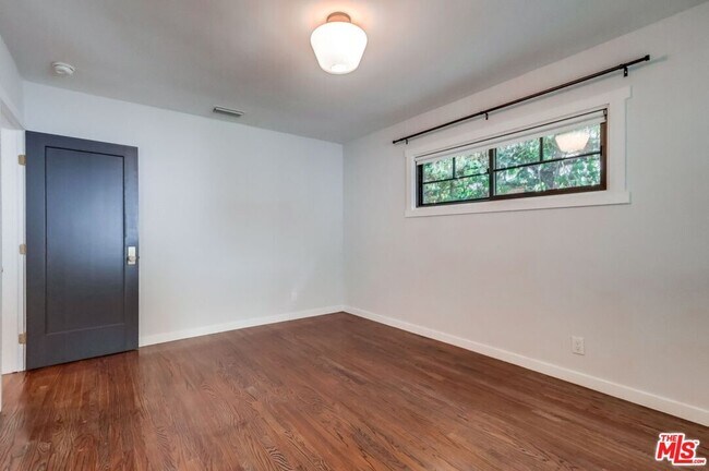 Building Photo - 3725 Edenhurst Ave
