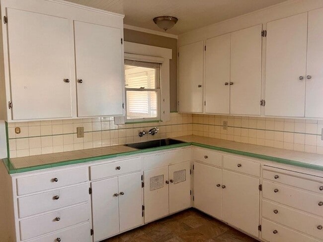 Building Photo - Santa Clara Charm ~ 3BR/1BA on Main Street