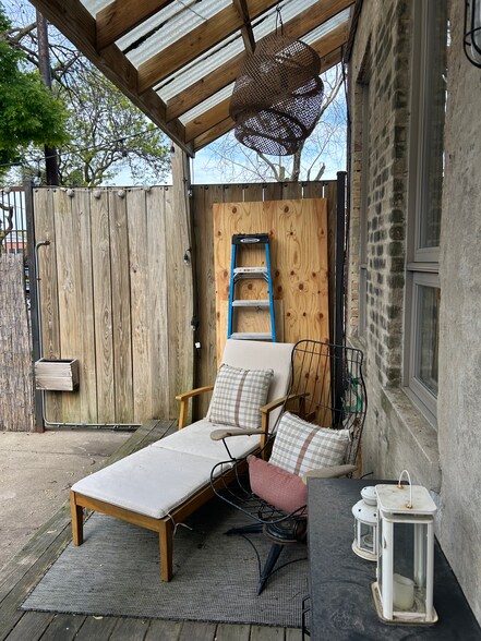 courtyard - 1906 N Hermitage Ave