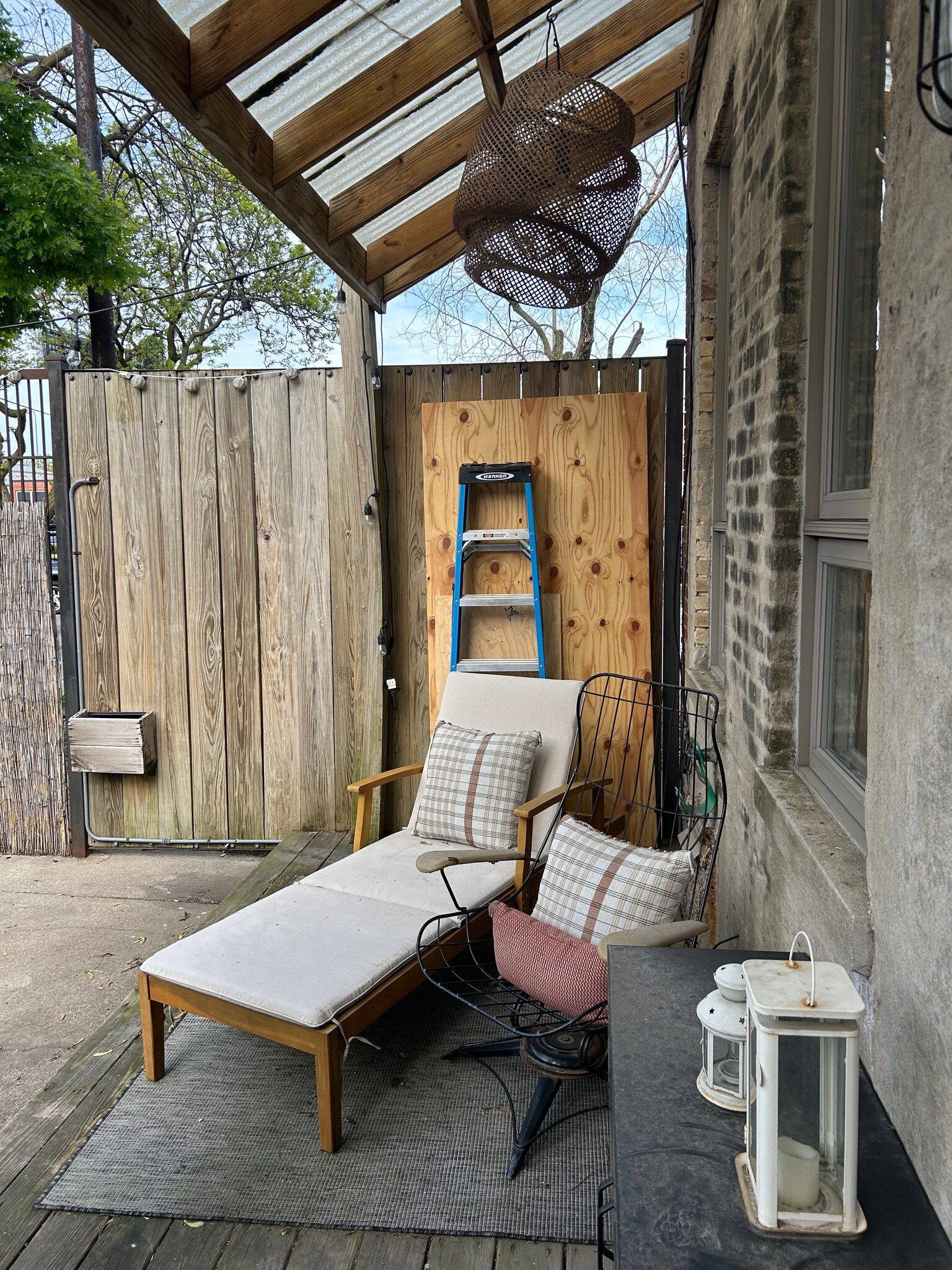 courtyard - 1906 N Hermitage Ave