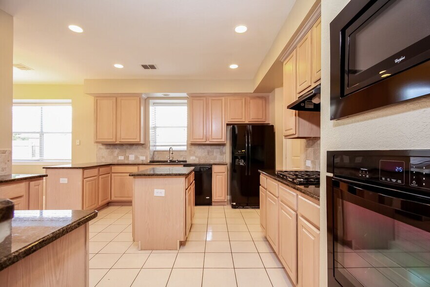 Building Photo - 4420 Vanderpool Dr