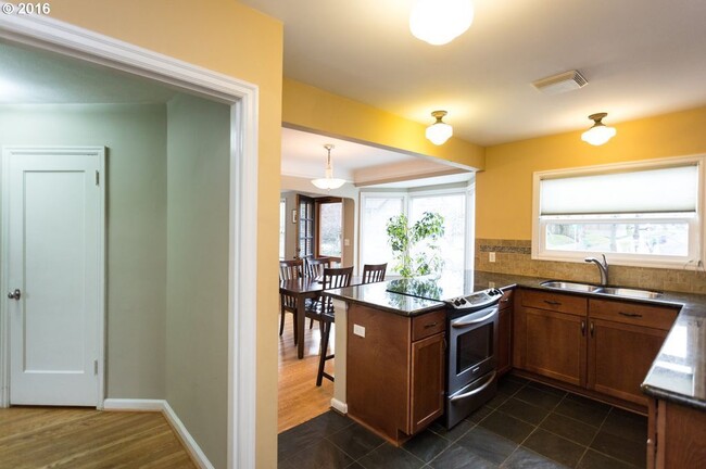 Building Photo - Coming Soon Sellwood-Moreland Two story, 3...