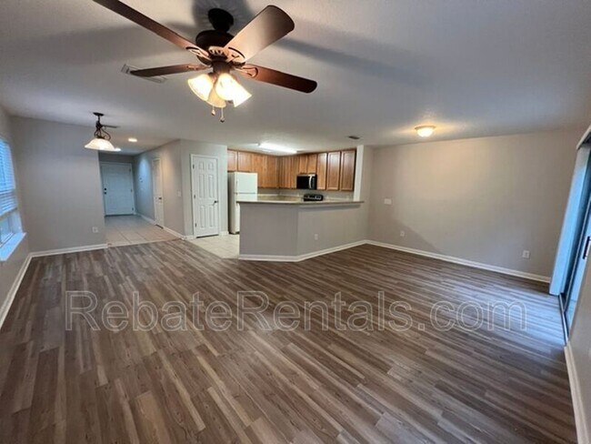 Building Photo - 824 Black Cherry Dr S