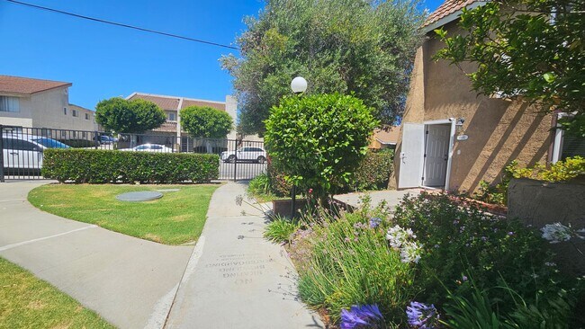 Building Photo - Gorgeous Remodeled 3bed 3bath 2 car garage...