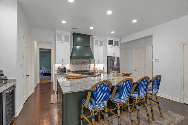 Building Photo - "Discover Your Dream Home: Spacious 4-Bedr...