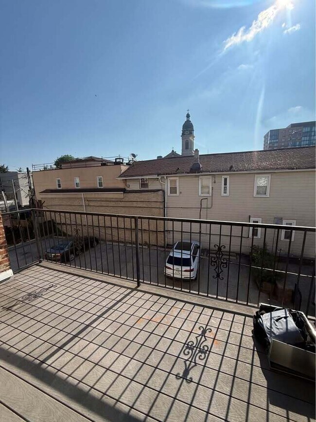 Building Photo - 1062 W Chicago Ave