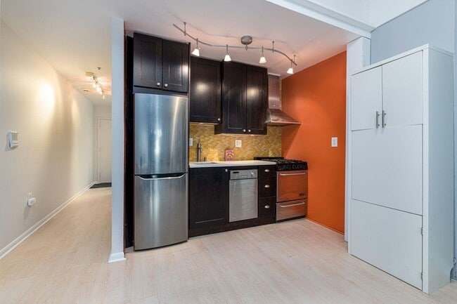 Building Photo - 476 Monmouth St