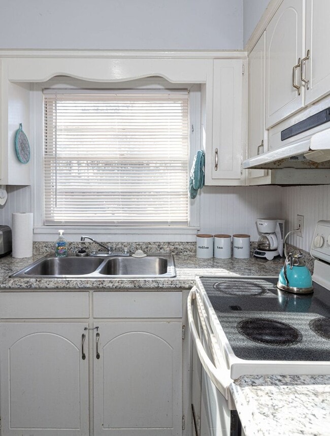 Building Photo - Drop a pin! Check out this new rental!