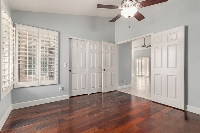 Building Photo - 4 bed 2 bath Stunner w/ Sparkling Pool