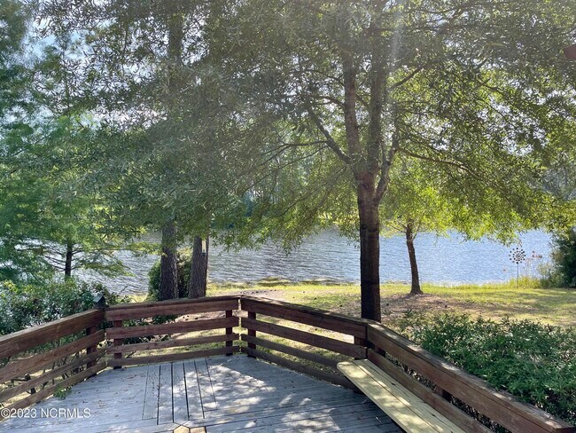 Building Photo - 245 Lakeside Dr