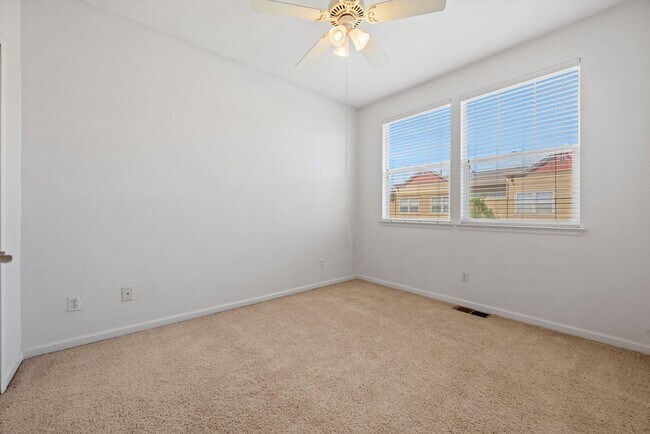 Building Photo - Comfortable Broomfield Townhome Close to Shopping & Trails