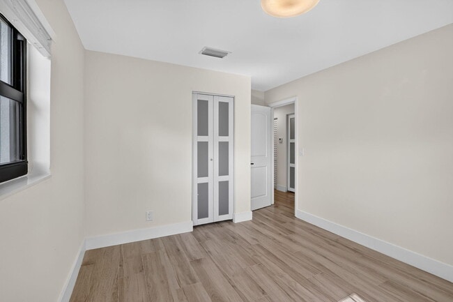 Building Photo - 4329 SW 49th Ct
