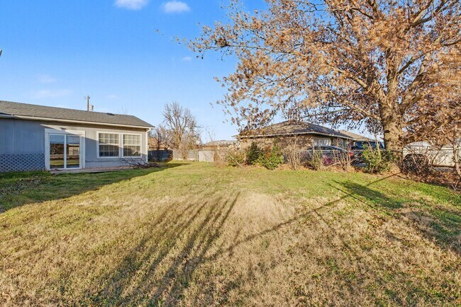 Building Photo - 3-Bed Home with Fireplace, Fenced Yard & Flexible Living Space