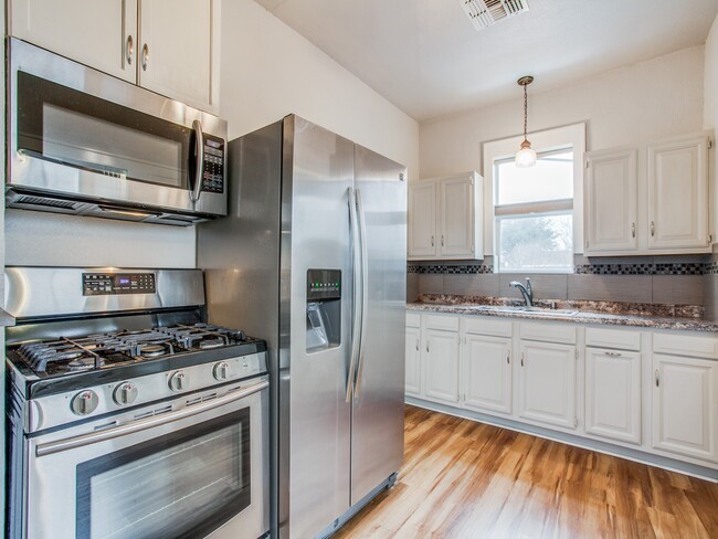 Kitchen - 1007 W Craig Pl