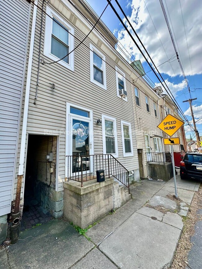 Building Photo - 138 Pius St