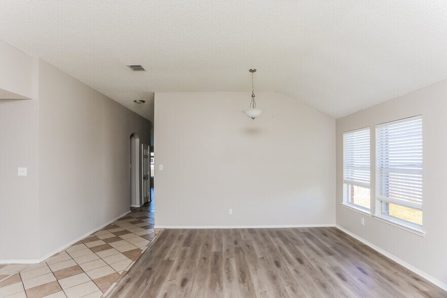 Building Photo - 1205 Hampton Dr