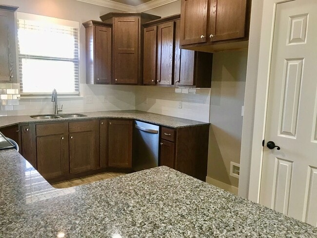 Building Photo - ***212 Alder Street***