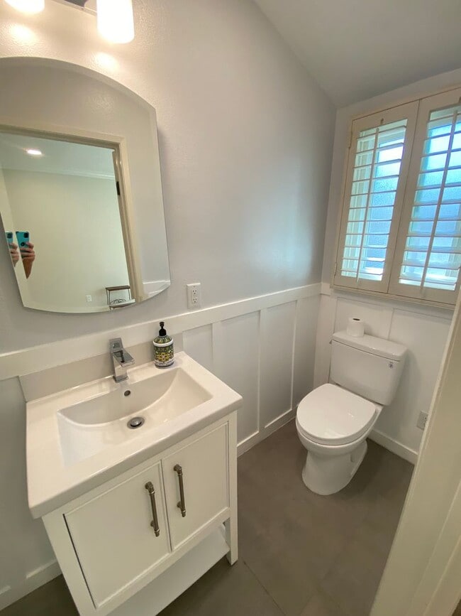 Building Photo - Beautifully Remodeled 3 Bedroom Naples Hou...