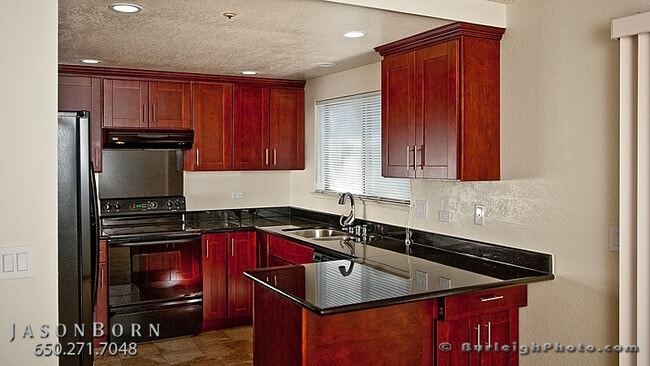 Building Photo - 129 E Court Ln