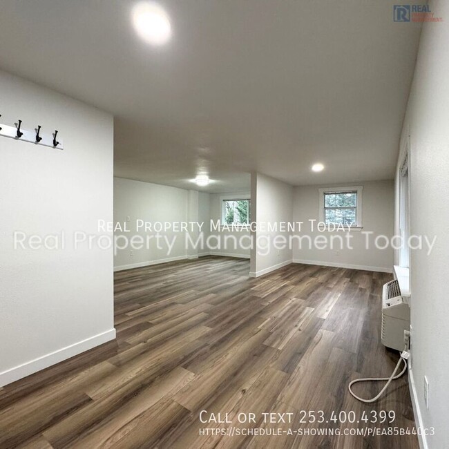 Building Photo - Beautiful remodeled 3 bed 1.5 bath with de...