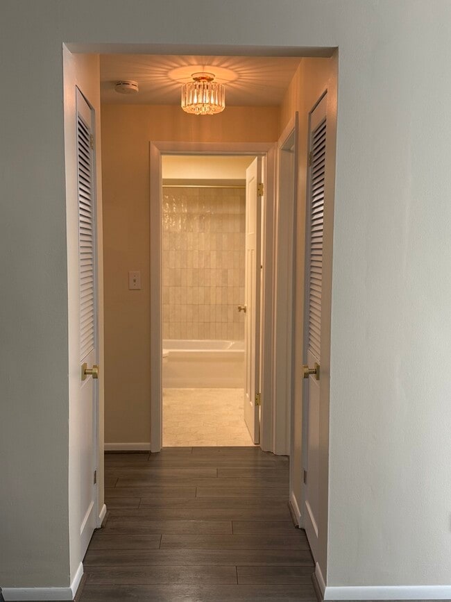 Building Photo - 6828 N Northwest Hwy