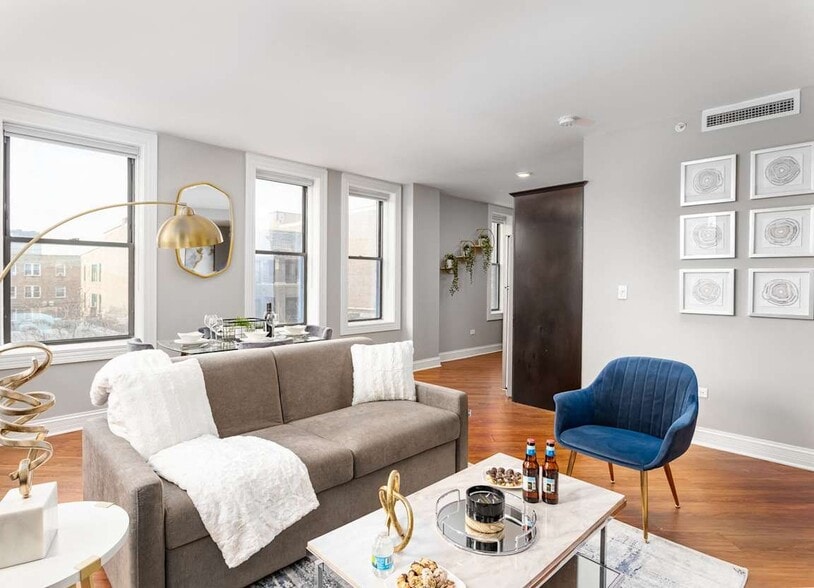 Building Photo - 5000 N Sheridan Rd