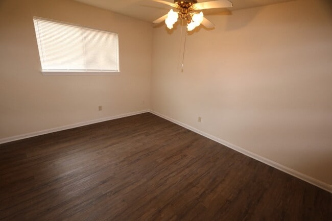 Building Photo - 15819 Spruce Point Dr