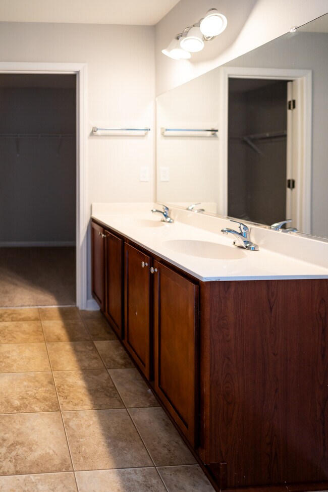 Building Photo - 237 Medford Dr