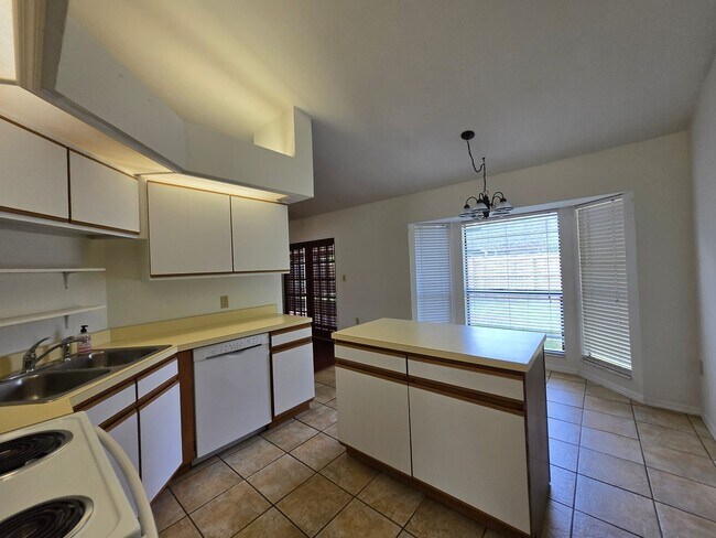 Building Photo - Springtree - Beautiful, spacious home